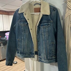 Levi’s Jean Sherpa jacket size medium
